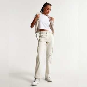 Abercrombie & Fitch Women’s Relaxed Cargo Pant in Cream 
Size 29|8S Cotton
